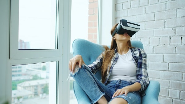 virtual reality ThinkstockPhotos-890110514 (002)-min