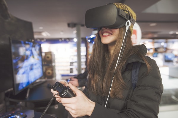 vr in store ThinkstockPhotos-856325042 (002)-min digital