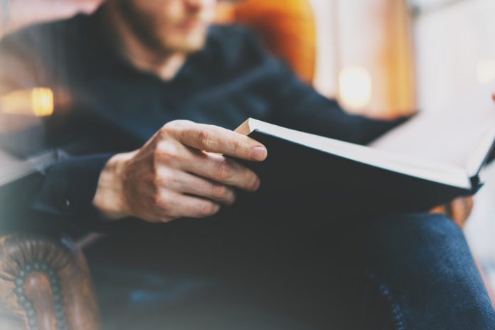 shutterstock_397576393-min reading