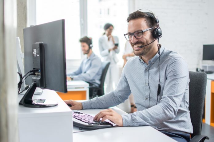 shutterstock_1035280786-min customer service