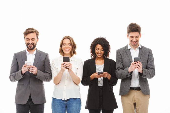 shutterstock_1085355563-min smartphone