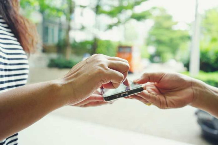 shutterstock_1207496575 (1) customer
