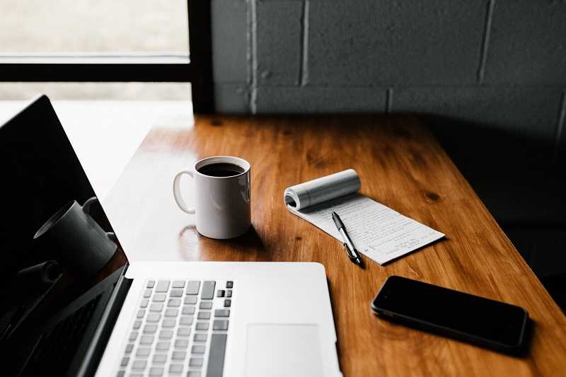 macbook-pro-on-brown-wooden-table-2312369 (1) market