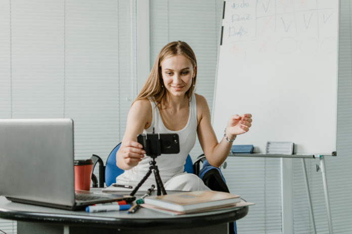 shutterstock_1563815866 studying