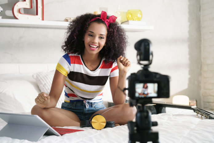 shutterstock_1094656709 vlogging