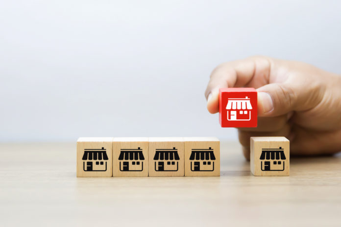 Franchise,Business,businessman,Hand,Choose,Wooden,Blog,With,Franchise,Marketing,Icons franchise